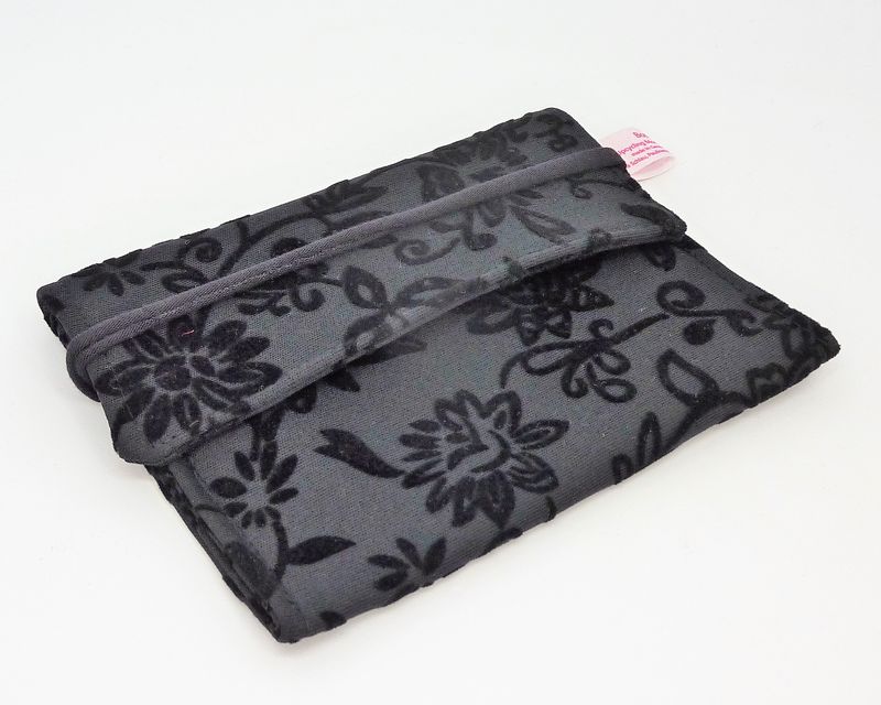 kleines Täschchen schwarz mit Blumen