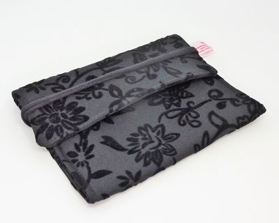 kleines Täschchen schwarz mit Blumen kleines Täschchen schwarz mit Blumen