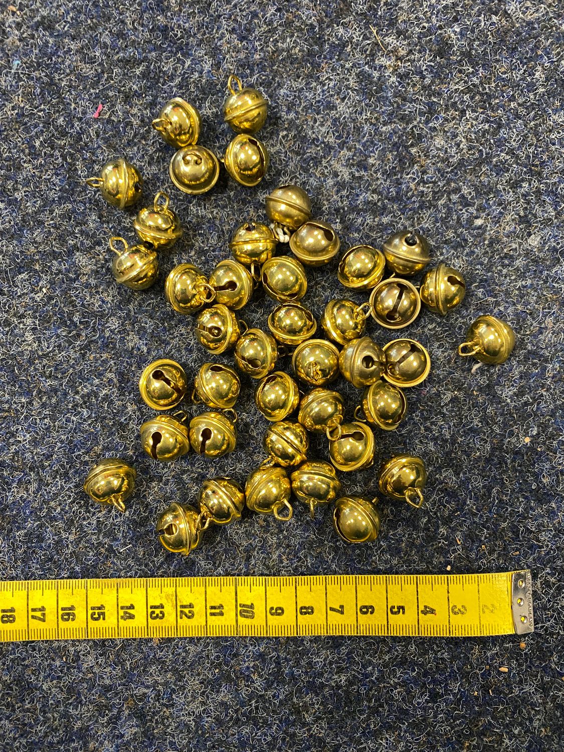 Päckchen mit kleinen Glöckchen/ Messingschellen zum annähen