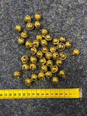 Päckchen mit kleinen Glöckchen/ Messingschellen zum annähen Päckchen mit kleinen Glöckchen/ Messingschellen zum annähen