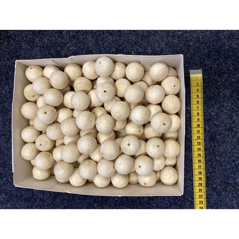 Päckchen mit cremefarbenen Papierkugeln