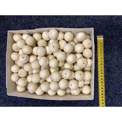 Päckchen mit cremefarbenen Papierkugeln Päckchen mit cremefarbenen Papierkugeln