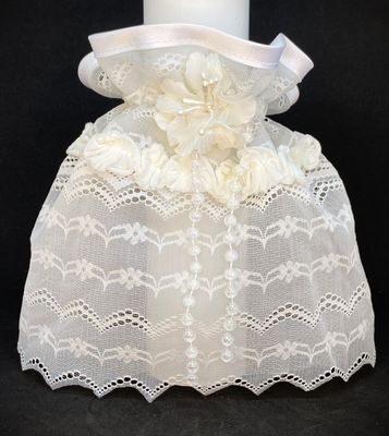 Kerzenröckchen/ Tropfschutz mit Blüte &amp; Perlendekor – Cremeweiß