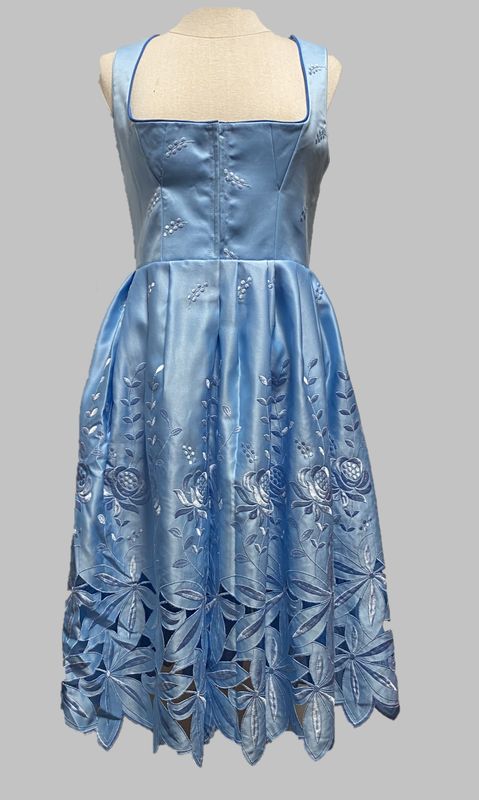 Himmelblaues Dirndlkleid mit floraler Stickerei
