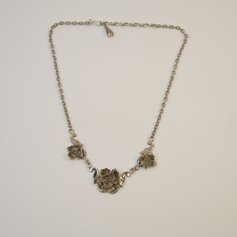Trachtenkette mit Rosenornament – silberfarben, florales Design