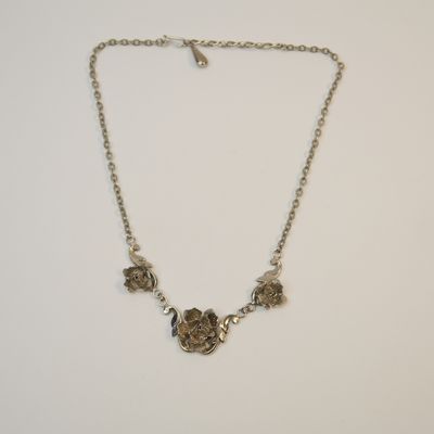 Trachtenkette mit Rosenornament – silberfarben, florales Design Trachtenkette mit Rosenornament – silberfarben, florales Design