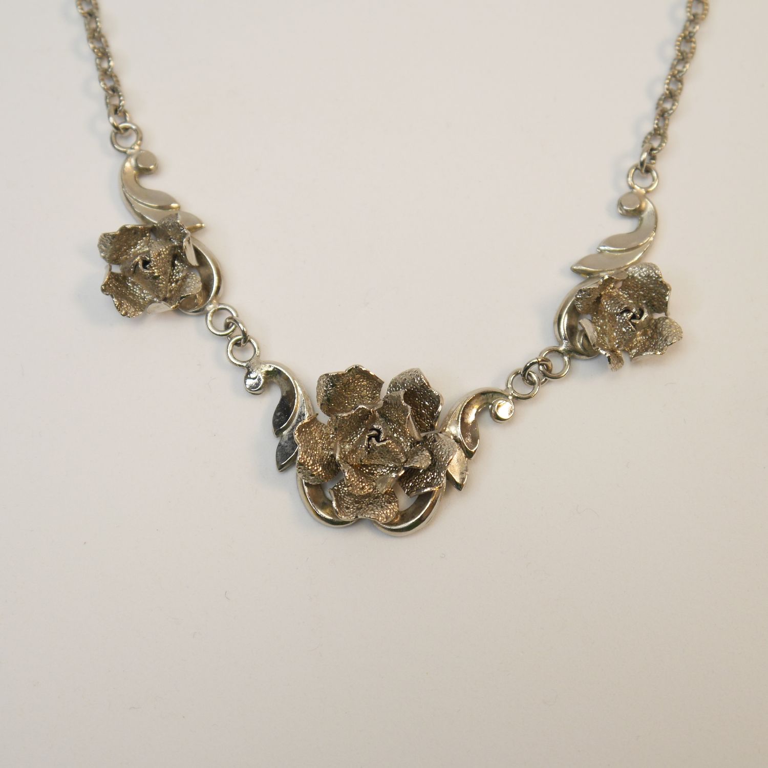 Trachtenkette mit Rosenornament – silberfarben, florales Design