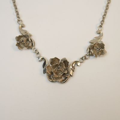 Trachtenkette mit Rosenornament – silberfarben, florales Design