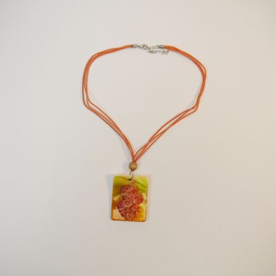 Muschelanhänger mit Blütenmotiv auf Textilband