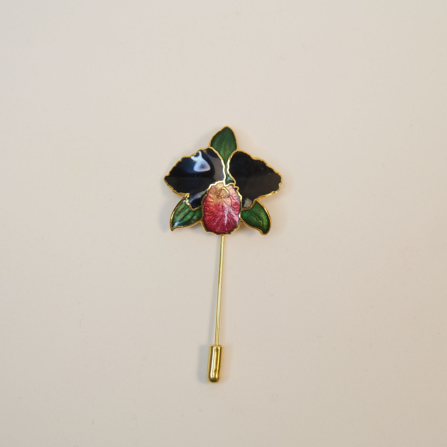 Vintage Stabnadel mit Orchideenblüte – Emaille, goldfarben