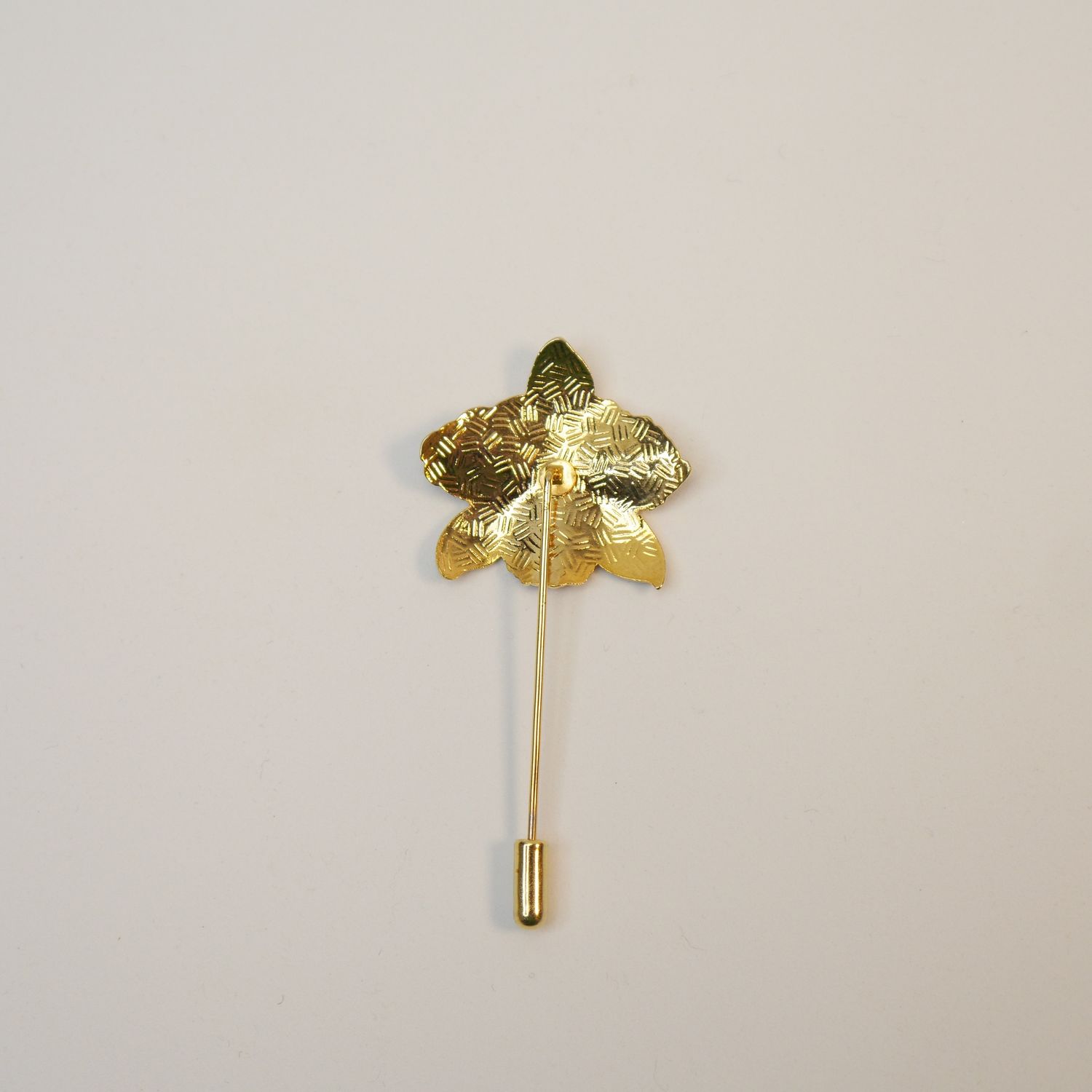 Vintage Stabnadel mit Orchideenblüte – Emaille, goldfarben