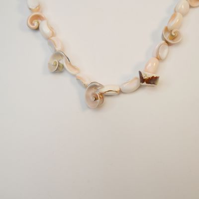 Vintage Muschelkette – natürliche Schneckenformen, zartes Creme-Rosé