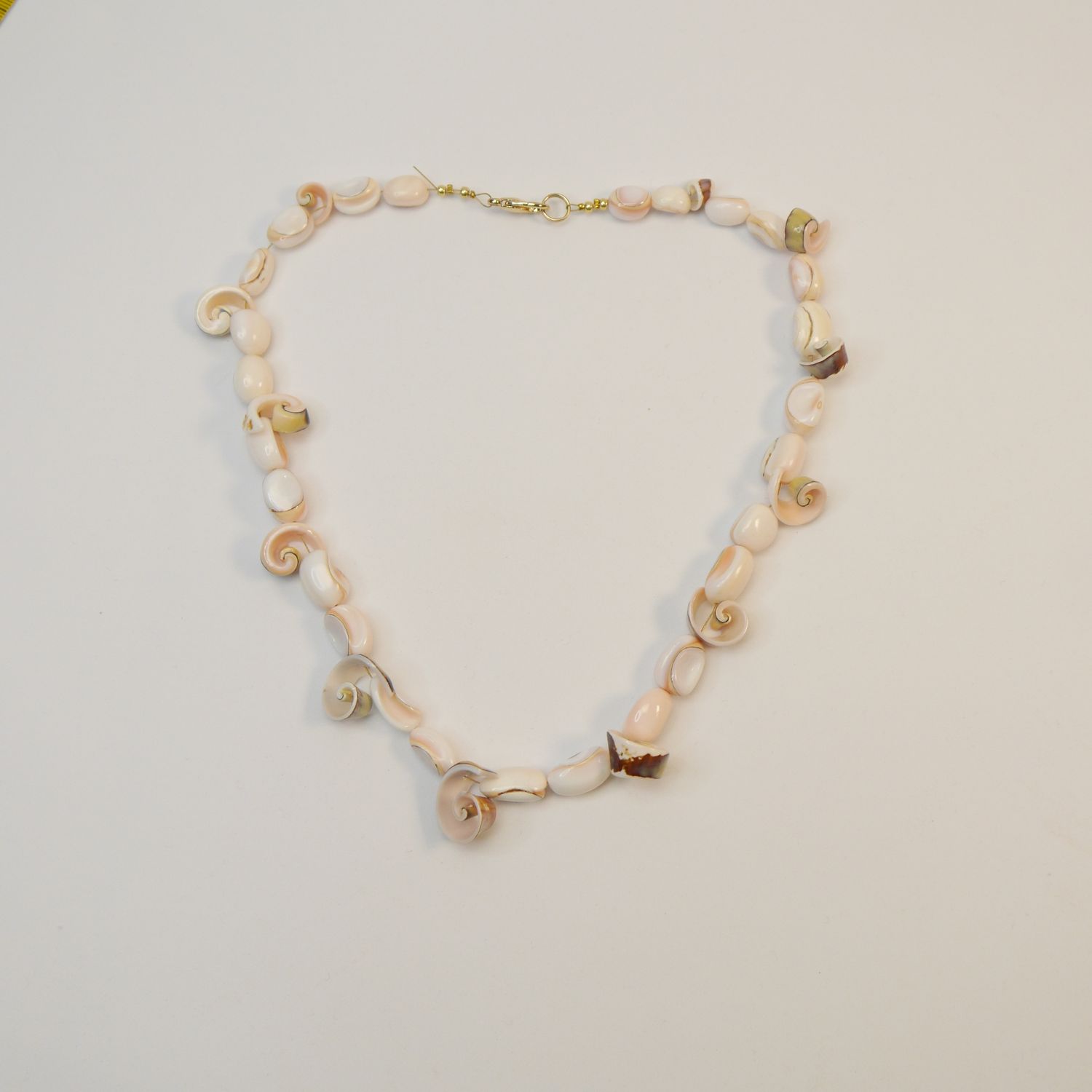 Vintage Muschelkette – natürliche Schneckenformen, zartes Creme-Rosé