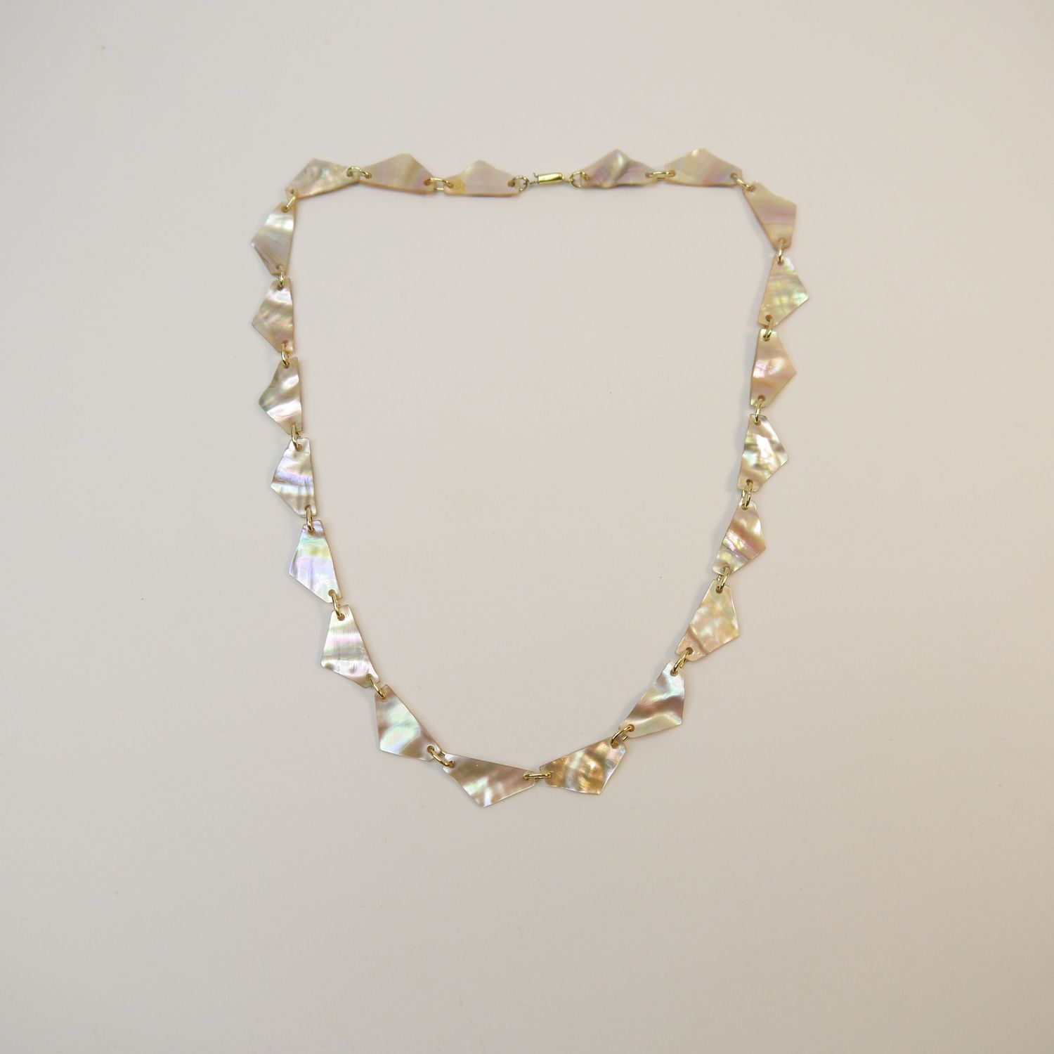 Vintage Collier – Perlmutt-Dreiecke mit irisierendem Schimmer