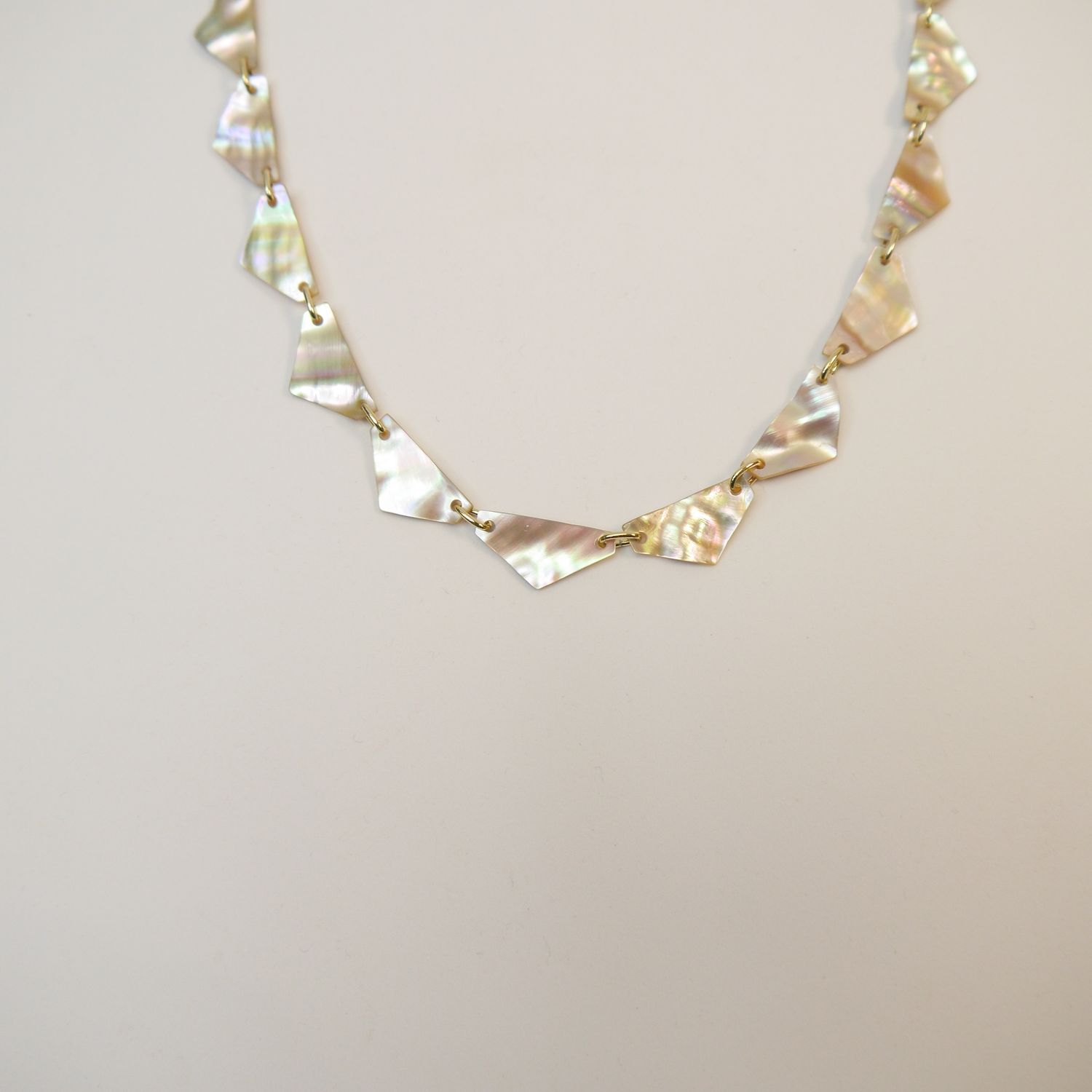 Vintage Collier – Perlmutt-Dreiecke mit irisierendem Schimmer