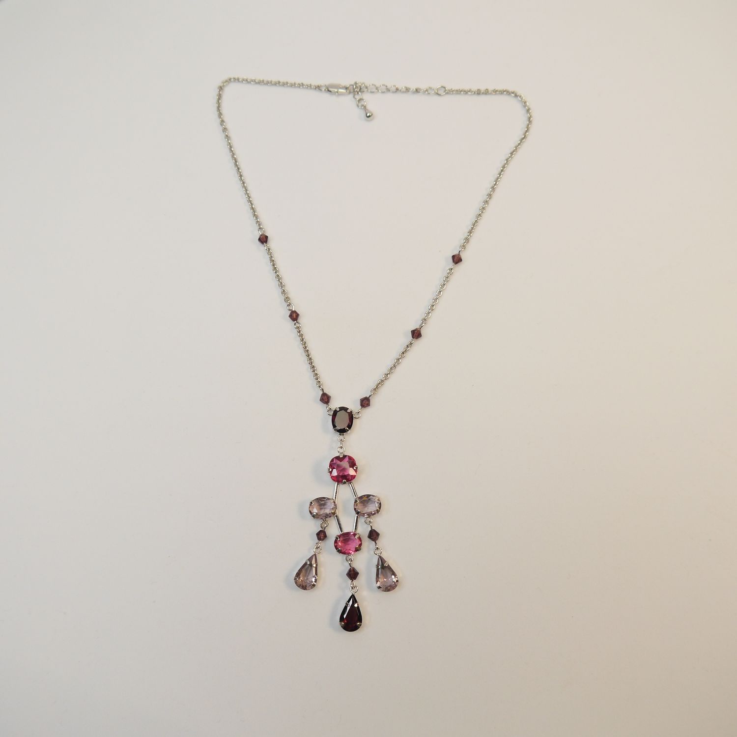 Collier im Retrostil – mit funkelnden Glassteinen