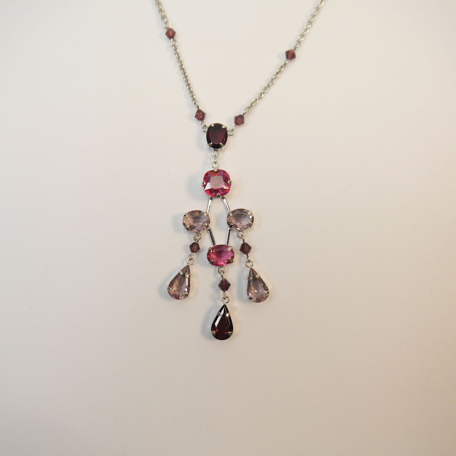 Collier im Retrostil – mit funkelnden Glassteinen