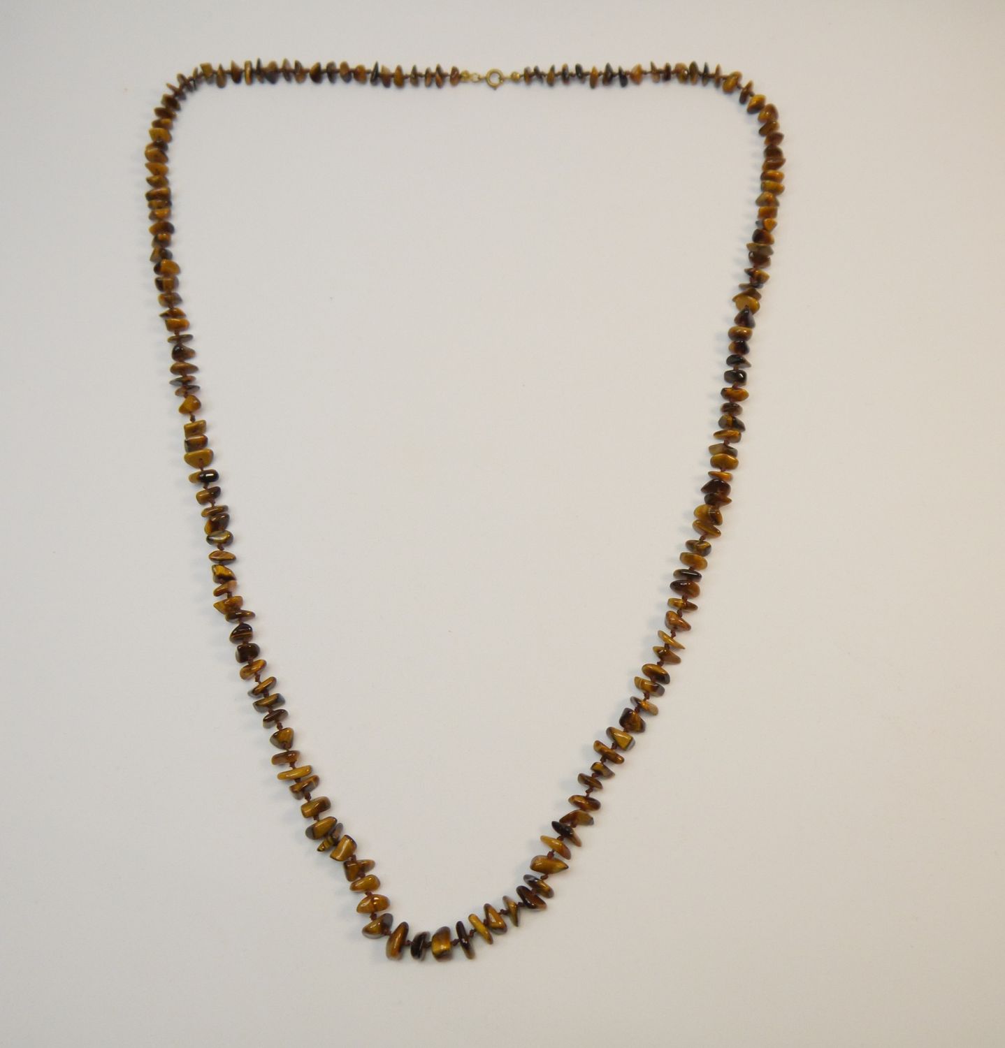 Lange Halskette aus Tigerauge-Splittern – Naturstein-Schmuck in warmen Brauntönen