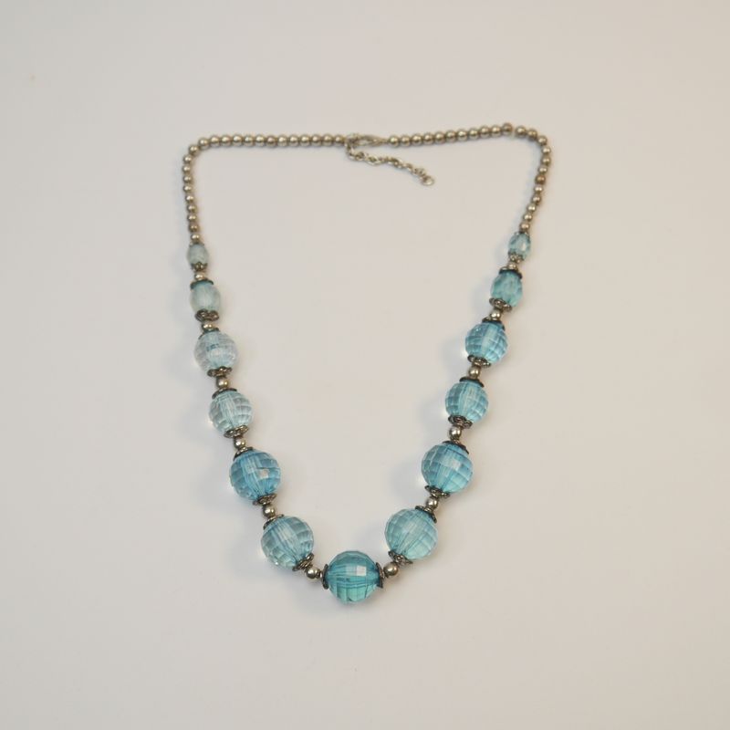 Vintage-Glasperlenkette in Hellblau – facettierte Kugeln mit Metallakzenten