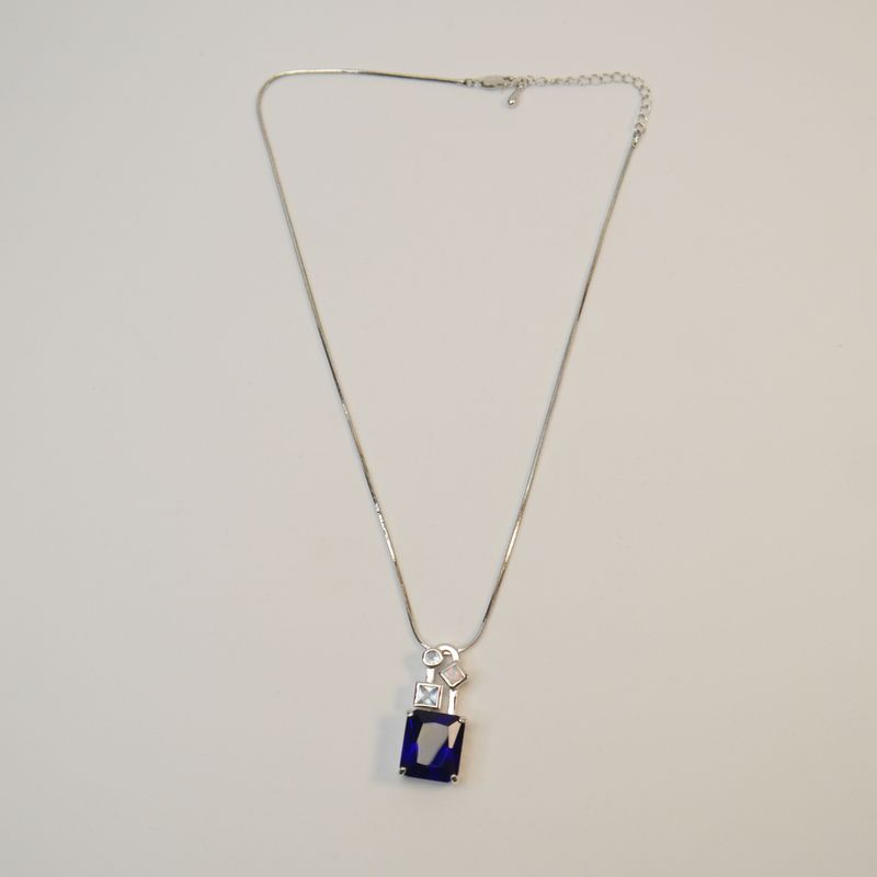 Elegante, silberfarbene Kette mit großem blauen Anhänger