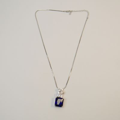 Elegante, silberfarbene Kette mit großem blauen Anhänger