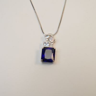 Elegante, silberfarbene Kette mit großem blauen Anhänger
