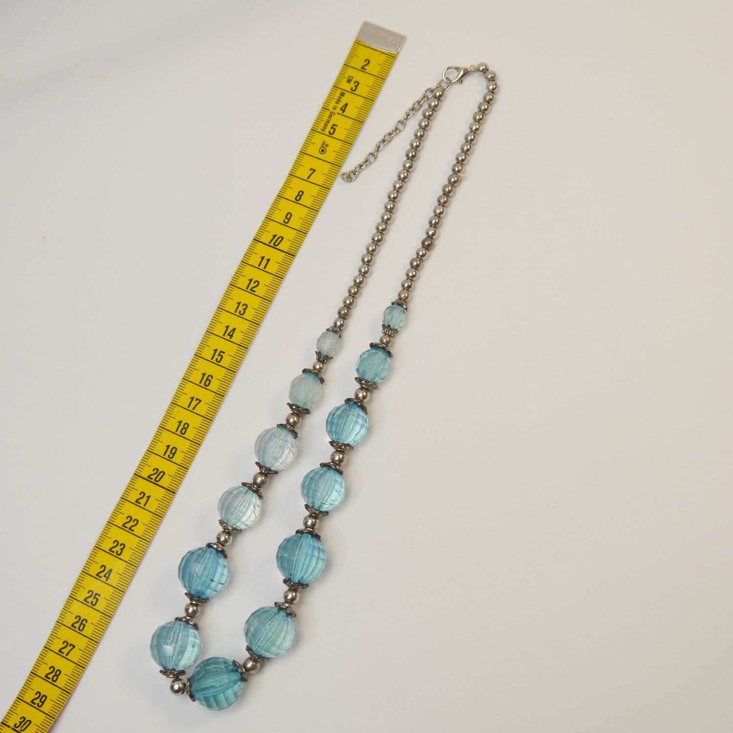 Vintage-Glasperlenkette in Hellblau – facettierte Kugeln mit Metallakzenten