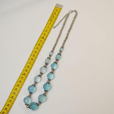 Vintage-Glasperlenkette in Hellblau – facettierte Kugeln mit Metallakzenten