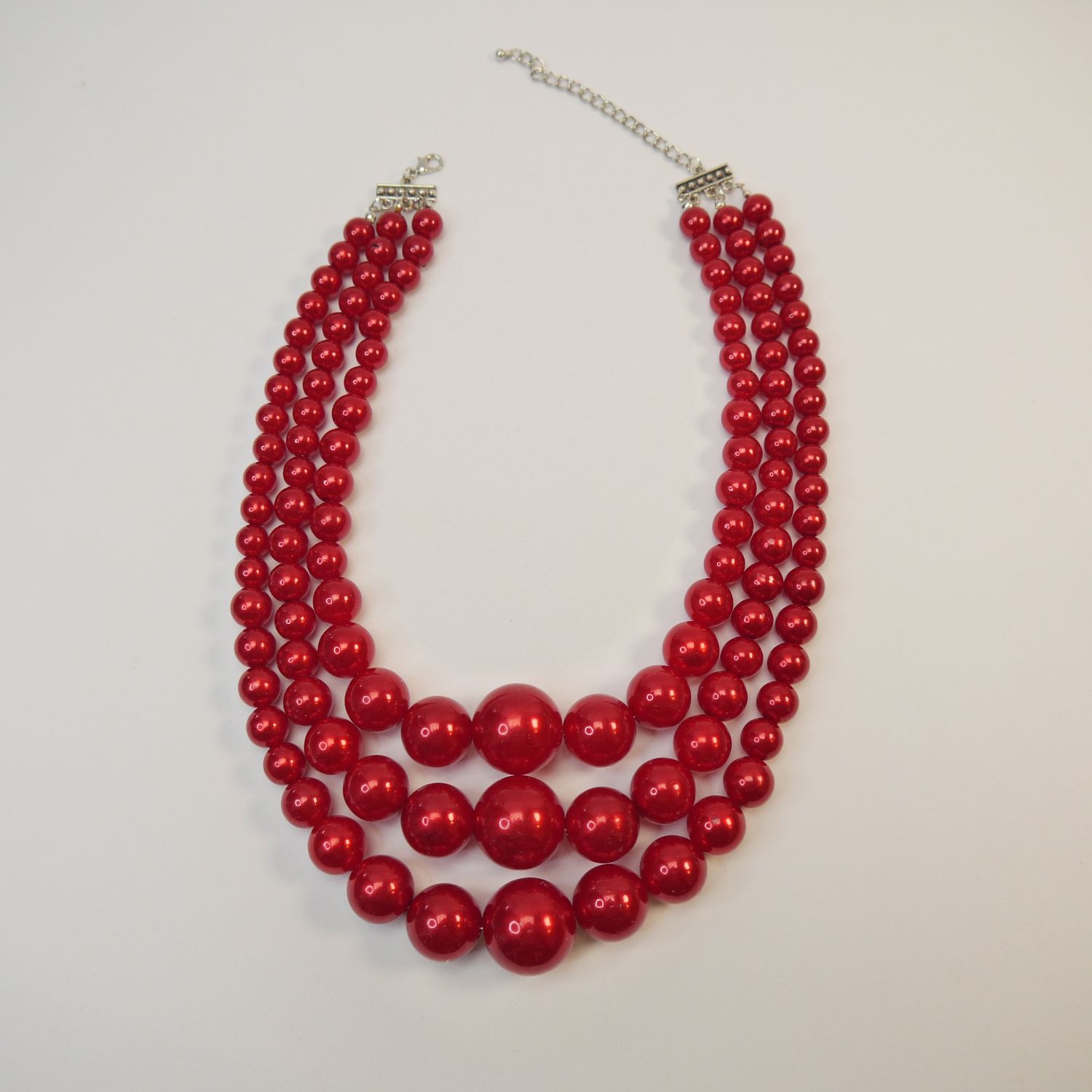 Dreireihige Statement-Kette in kräftigem Rot