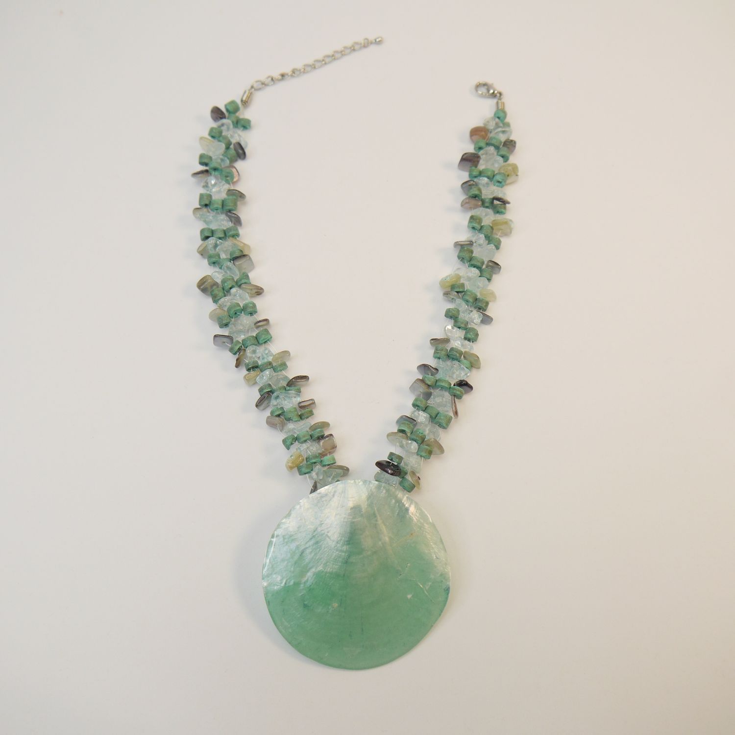 Collier mit changierendem Muschel-Anhänger in Grün
