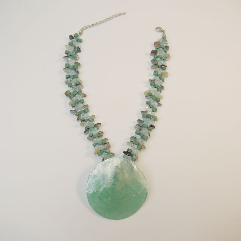 Collier mit changierendem Muschel-Anhänger in Grün