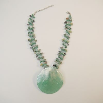 Collier mit changierendem Muschel-Anhänger in Grün Collier mit changierendem Muschel-Anhänger in Grün