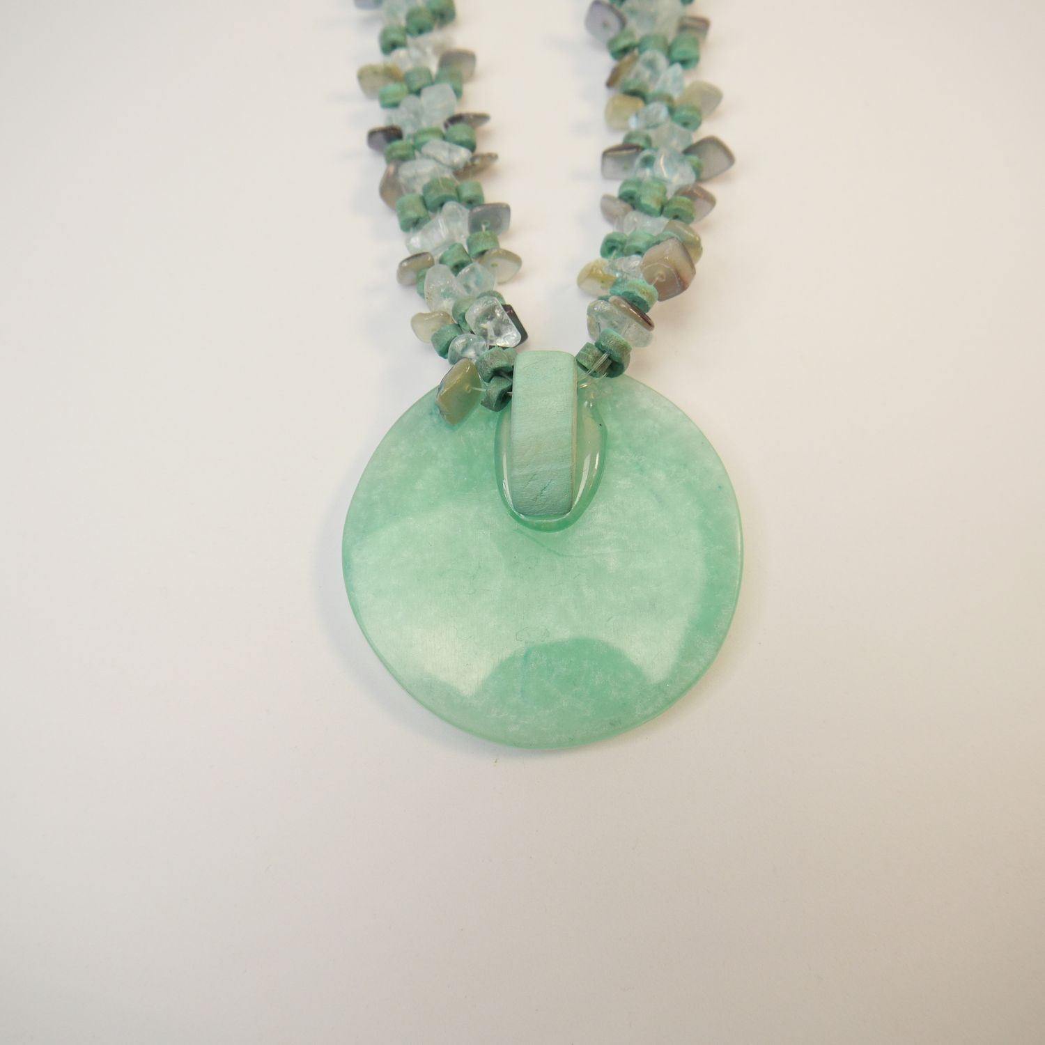 Collier mit changierendem Muschel-Anhänger in Grün