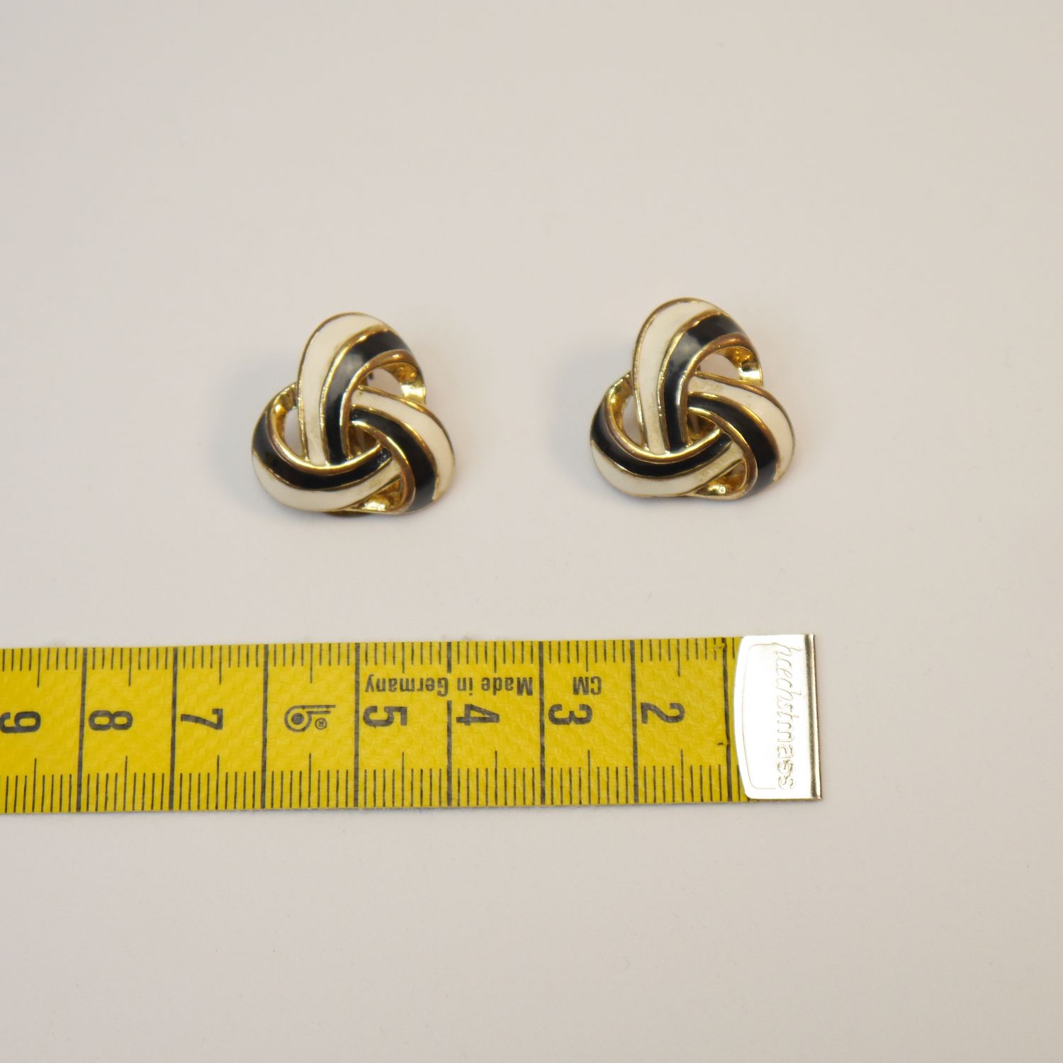 Elegante Vintage-Clip-Ohrringe in Schwarz-Weiß-Emaille