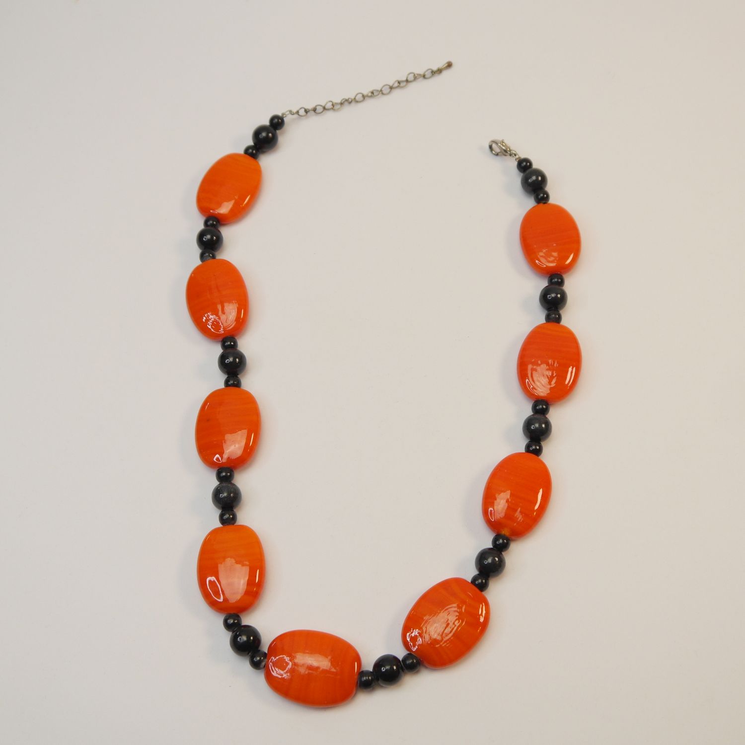 Statement-Kette mit orange-schwarzen Steinen