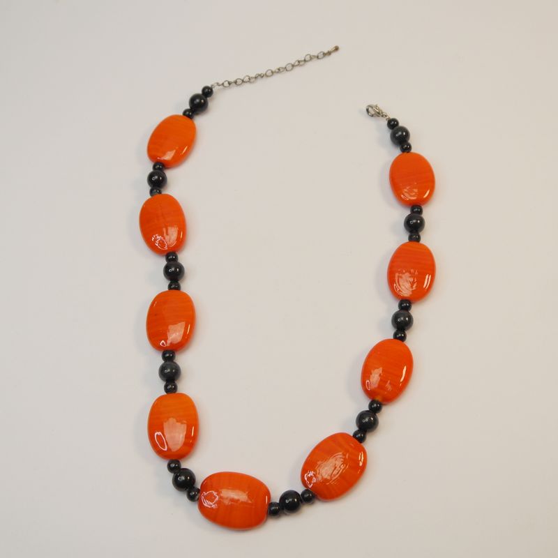 Statement-Kette mit orange-schwarzen Steinen