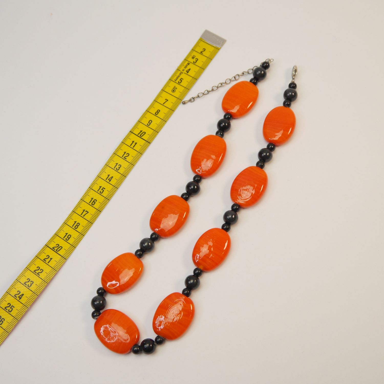 Statement-Kette mit orange-schwarzen Steinen