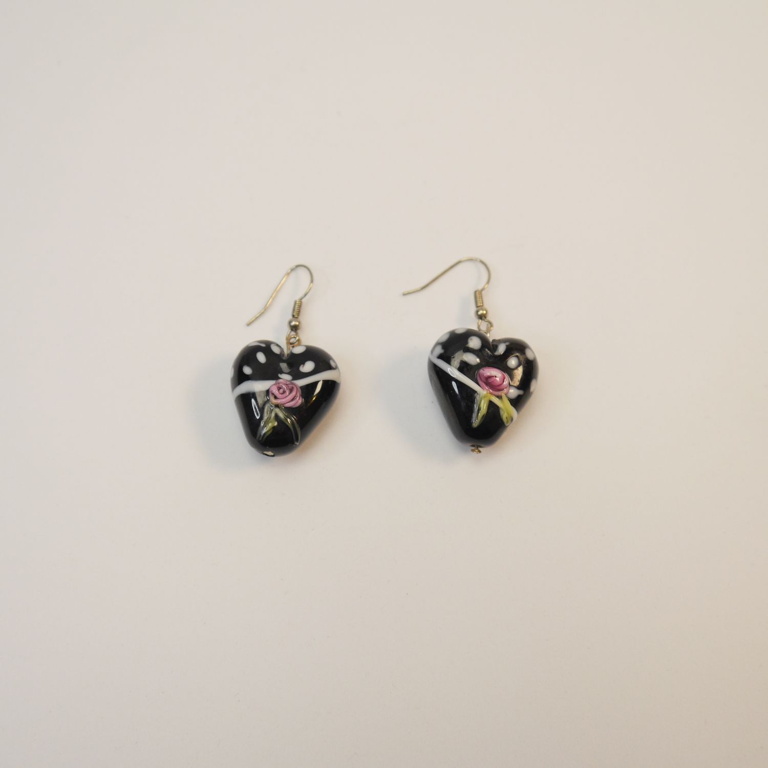 Ohrhänger mit glasierten, handbemalten Herzanhängern