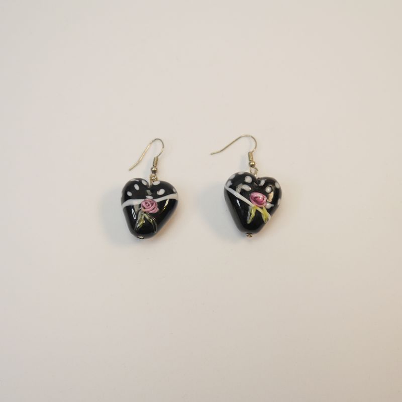 Ohrhänger mit glasierten, handbemalten Herzanhängern
