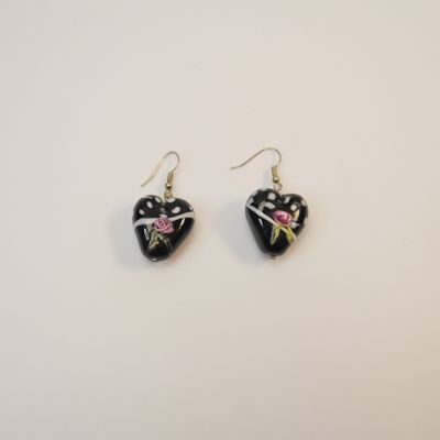 Ohrhänger mit glasierten, handbemalten Herzanhängern Ohrhänger mit glasierten, handbemalten Herzanhängern