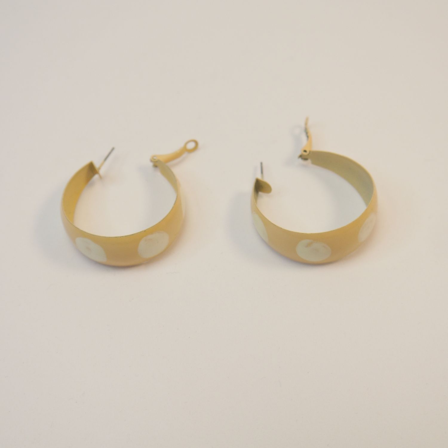 Creolen in Creme mit Punkten