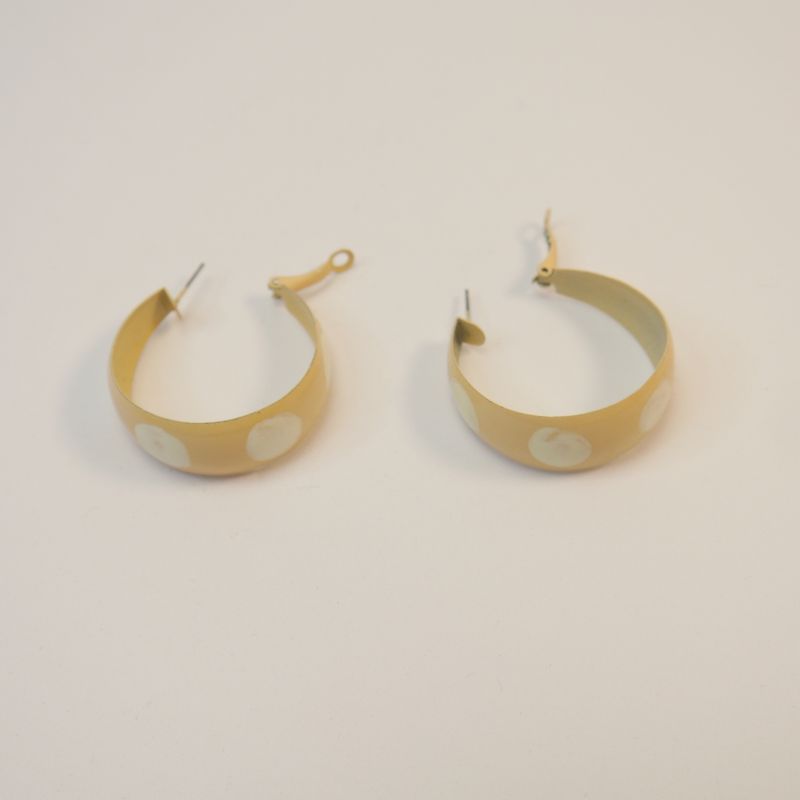 Creolen in Creme mit Punkten