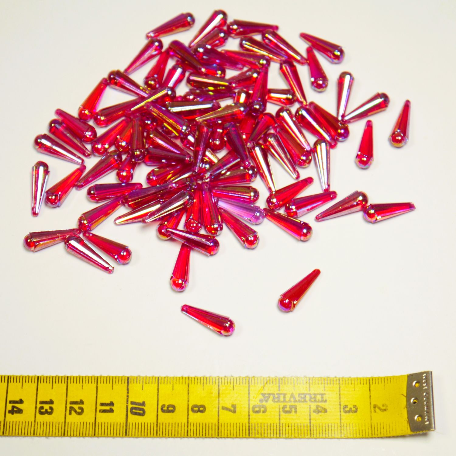 Konvolut Kunststoffperlen in Pink, irisierend zum Annähen