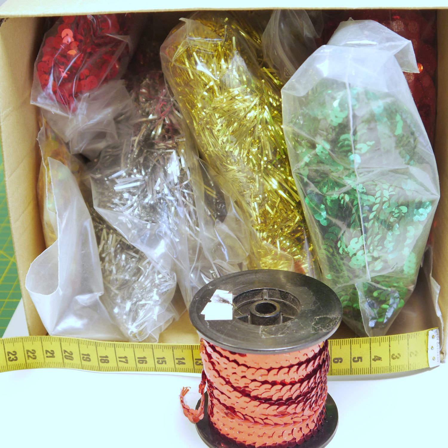 Konvolut Glitzerborten &amp; Paillettenbänder in verschiedenen Farben