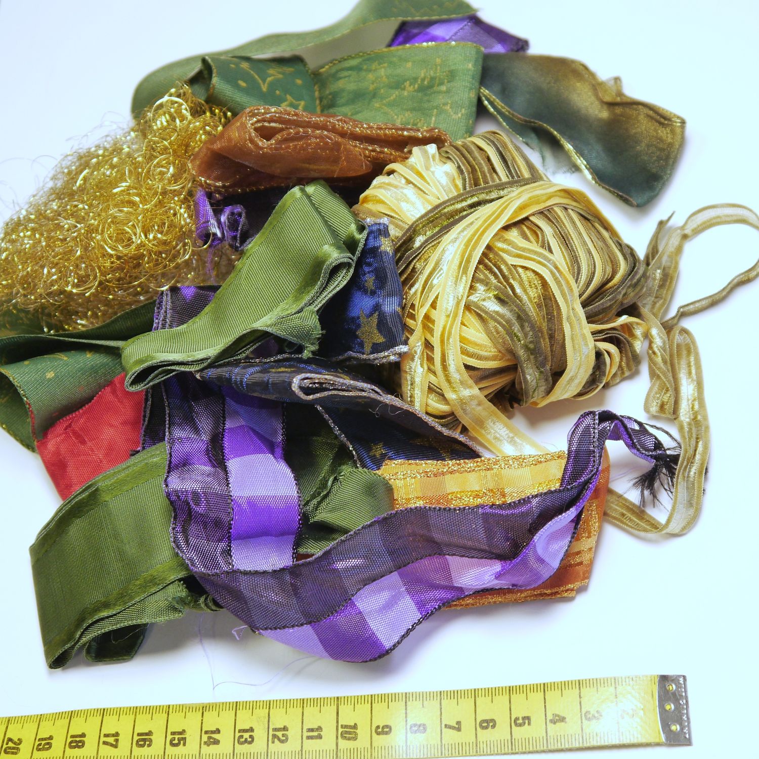 Konvolut Geschenkbänder &amp; Verzierungen bunt gemischt