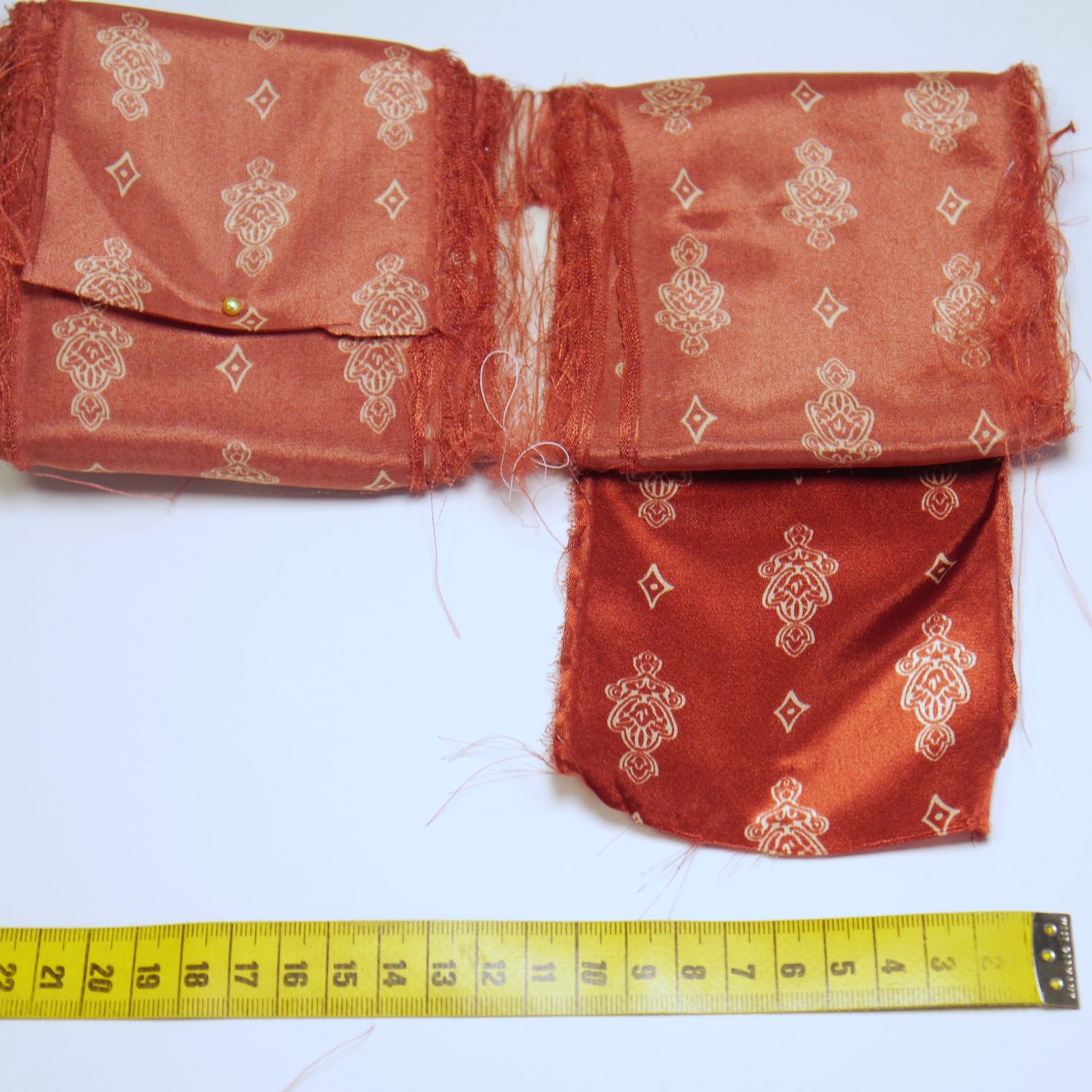 Satinband mit goldfarbenem Muster