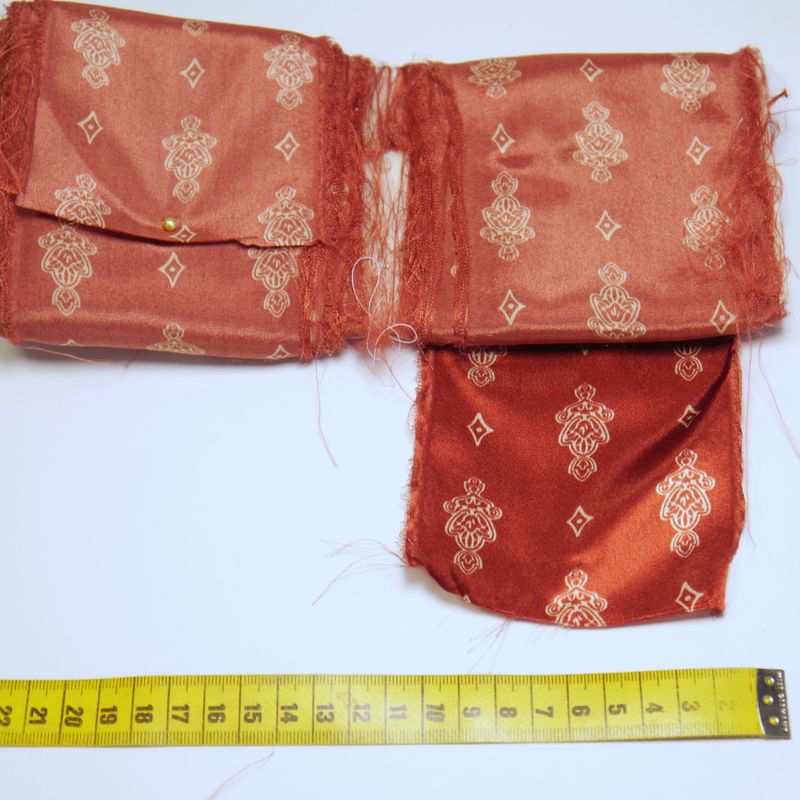 Satinband mit goldfarbenem Muster