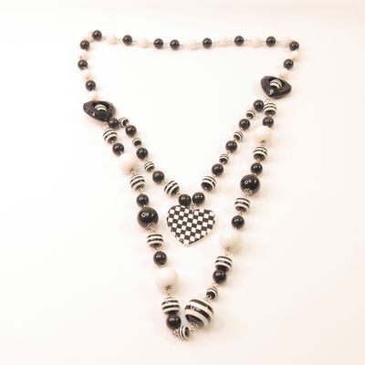 Schwarz-weiße Statement-Kette mit Herzanhänger