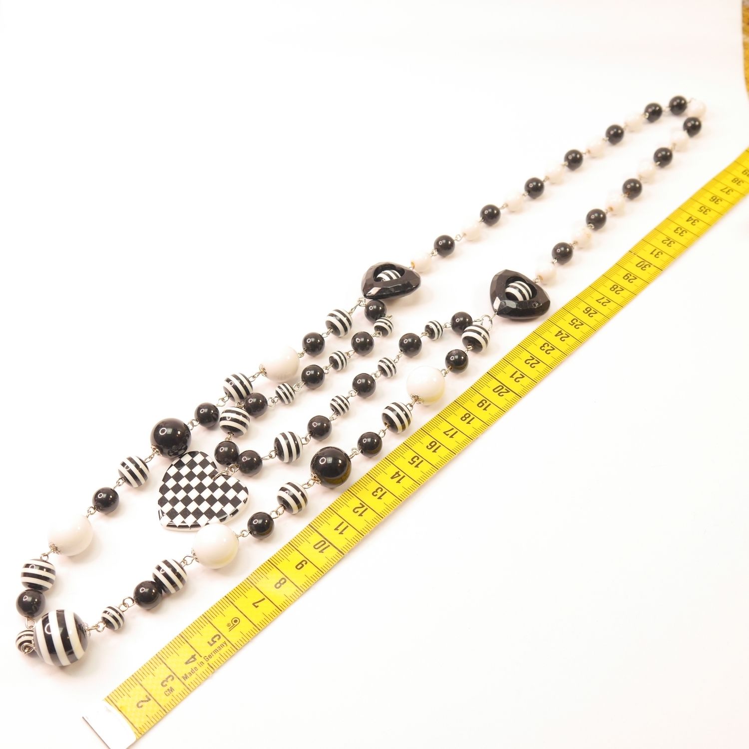 Schwarz-weiße Statement-Kette mit Herzanhänger