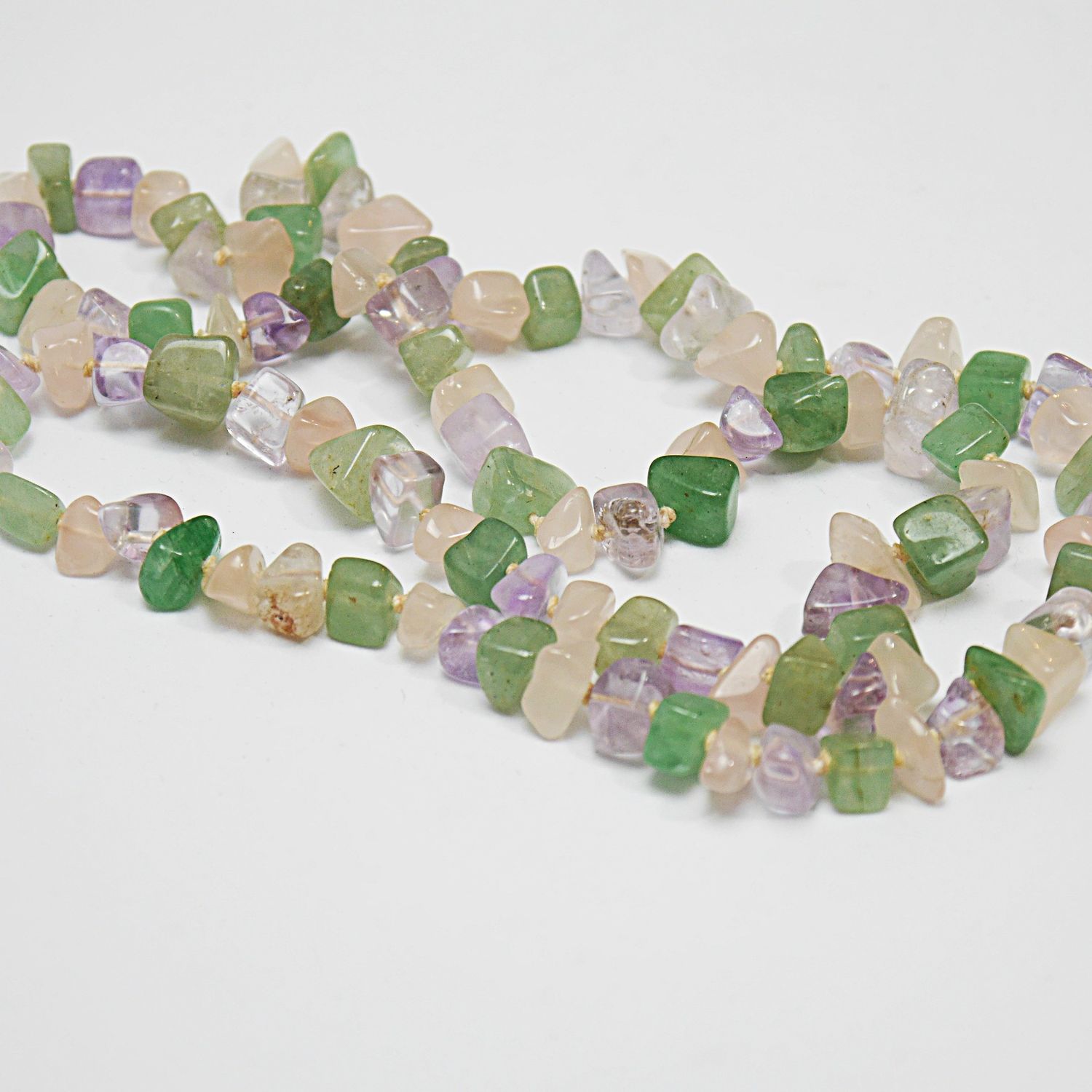 Halskette aus natürlichen Edelsteinchips in Pastelltönen